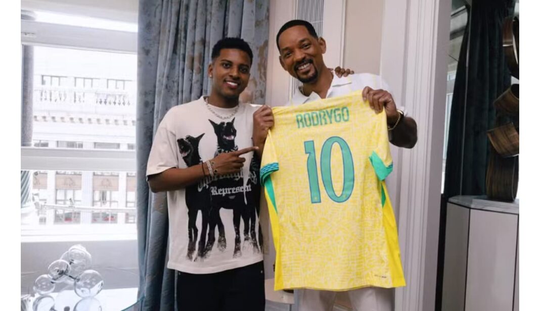 Rodrygo encontra Will Smith e entrega camisa da seleção brasileira